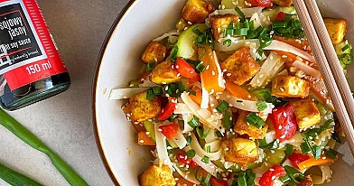Ryžių makaronai su tofu ir daržovėmis